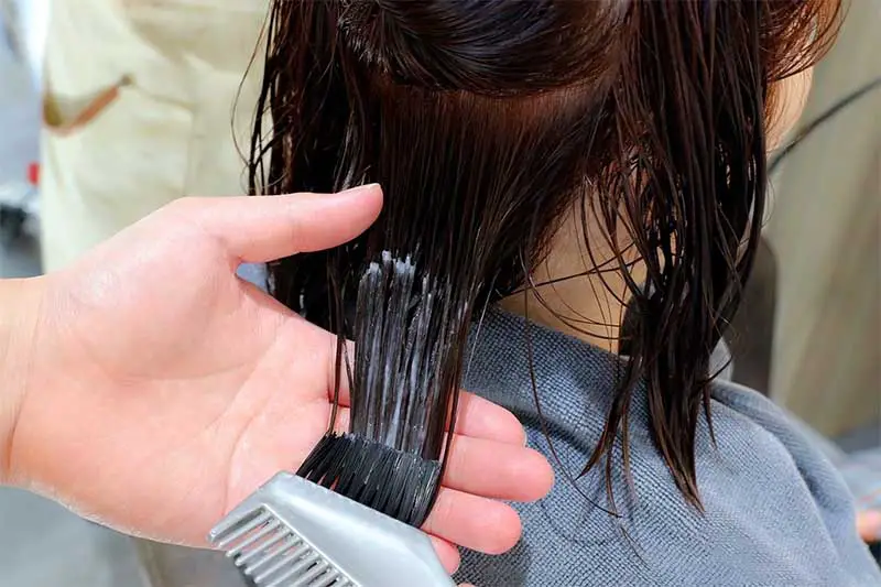 Laundry detergent on hair to remove dye