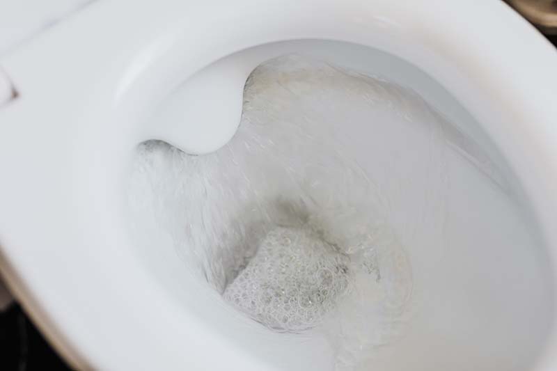Can you use boiling water to unclog toilet?